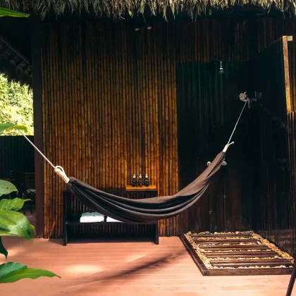 outdoor shower and hammock - Deluxe Suite - Posada Amazonas